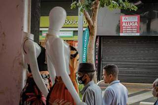 Com lojas fechadas por conta da crise econômica, Centro foi reaberto nesta segunda-feira em Campo Grande (Foto: Marcos Maluf)