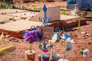 Flores colocadas em túmulo de cemitério na Capital. (Foto: Henrique Kawaminami)