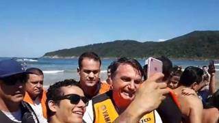 Bolsonaro em meio ao público na praia do Guarujá, litoral de São Paulo, nas férias de 2020. (Foto: Reprodução do Facebook)