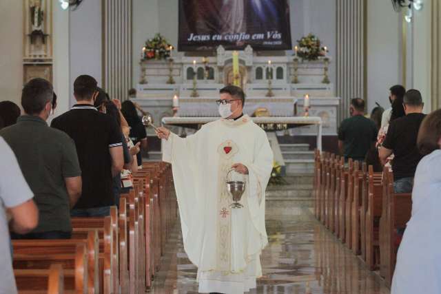 &quot;V&iacute;rus n&atilde;o est&aacute; na igreja&quot;, alega Dom Dimas sobre celebra&ccedil;&otilde;es presenciais