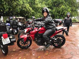Motociclista desde a adolescência, Selma Barros sugere a rota Campo Grande-Aquidauana com paradas nos atrativos turísticos da região (Foto: Arquivo pessoal)