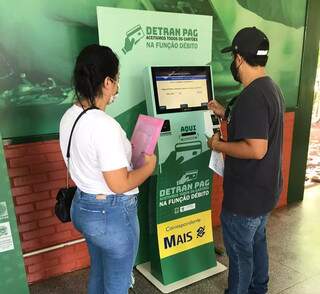 Motoristas utilizam máquinas para pagar serviços do Detran (Foto: Divulgação)