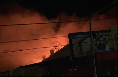 Fogo destr&oacute;i parte da estrutura de supermercado durante a madrugada 