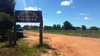 Placa na entrada de Itanará, povoado de 400 habitantes, na fronteira (Foto: ABC Color)
