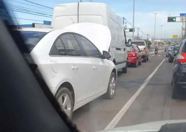 Engavetamento com 4 carros tumultua tr&acirc;nsito na Avenida Zahran