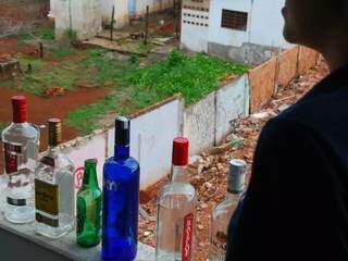 Garrafas de bebida alcóolica vazias na sacada de casa, em Campo Grande (Foto: Arquivo/Campo Grande News)