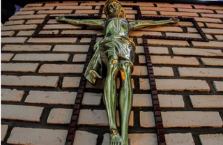 Crucifixo em capela de cemitério de Campo Grande. (Foto: Marcos Maluf)