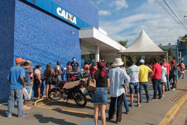 Popula&ccedil;&atilde;o volta a madrugar na fila no 1&ordm; dia de retorno do Aux&iacute;lio Emergencial