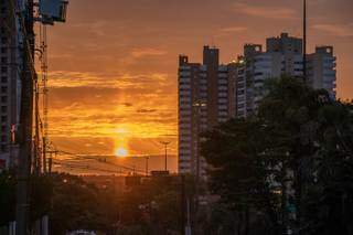 Sol entre nuvens no amanhecer em Campo Grande (Foto: Henrique Kawaminami)