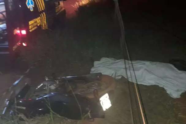 Motociclista perde controle de ve&iacute;culo e morre ao atingir cerca 