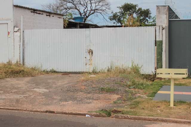 Em surto, paciente quebra janela, foge de UPA e invade casa 