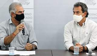 Reinaldo Azambuja e Marquinhos Trad durante sorteio hoje. (Foto: Chico Ribeiro | Governo MS)