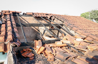 Telhado de casa e forro foram destruídos pelo fogo (Foto: Henrique Kawaminami) 