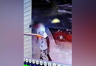 Imagens de câmera de segurança mostram homem entrando na pousada (Foto: Direto das Ruas)
