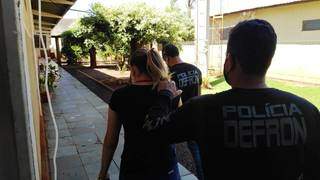 Camila é conduzida por policial da Defron no dia em que foi presa (Foto: Adilson Domingos)