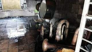 Instrumentos musicais e salas da igreja foram consumidos pelo fogo (Foto: Direto das Ruas)