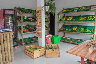 Ambiente é todo preenchido por frutas e verduras fresquinhas à venda. (Foto: Marcos Maluf)