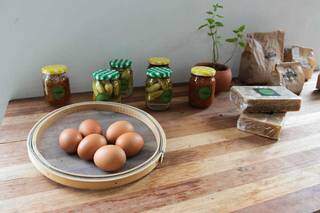 Ovos caipiras, rapaduras e produtos em conserva caseiros também estão à venda. (Foto: Marcos Maluf)