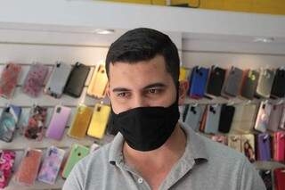 Para Matheus Neves, 25 anos, supervisor geral de uma loja de acessórios para celular, a expectativa é que as vendas aumentem. (Foto: Marcos Maluf)
