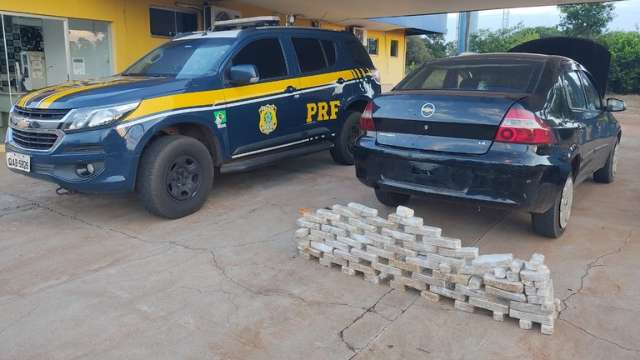 Tr&ecirc;s s&atilde;o presos com 47 quilos de coca&iacute;na em carro na BR-262