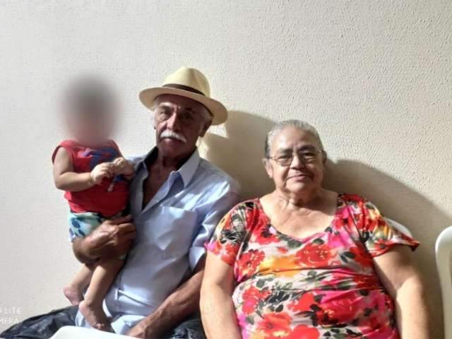 Ap&oacute;s perder irm&atilde; e m&atilde;e com covid, Dalva implora por UTI para pai intubado em UPA