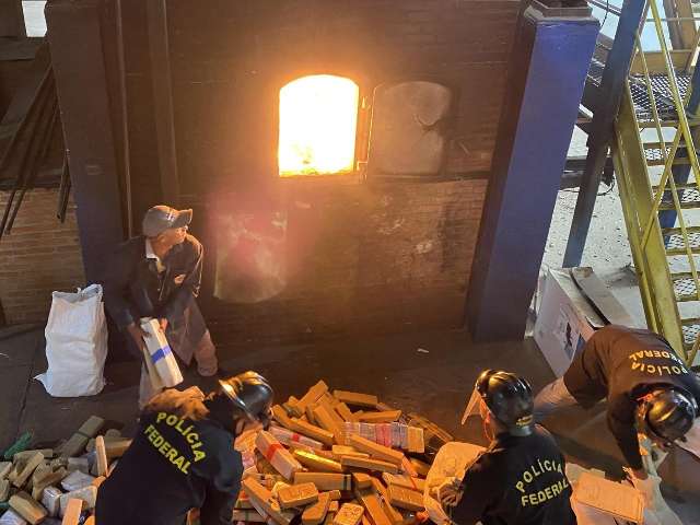 Em 1 dia, PF incinera 8 toneladas de drogas apreendidas em MS