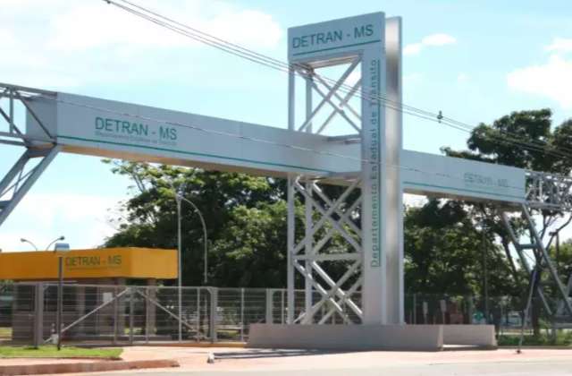 Detran paga 10,6 milh&otilde;es para emitir CNHs em contrato emergencial 