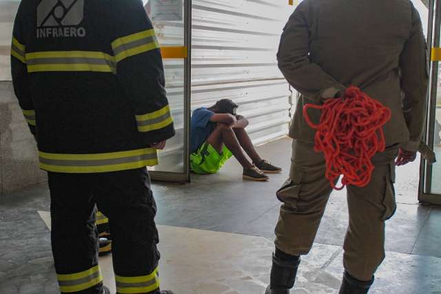 Tentando voltar pra casa, haitiano causa tumulto no aeroporto