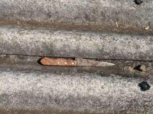 Ao tentar matar esposa, homem deu 15 facadas na frente do filho