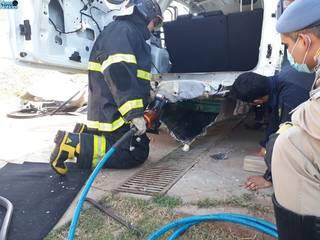 O bombeiro abriu o compartimento usado para esconder as drogas, que estava perto das ferragens do carro. (Foto: Nova Notícias/Corpo de Bombeiros)