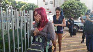 Duas mulheres, uma delas gr&aacute;vida, s&atilde;o presas com malas cheias de maconha