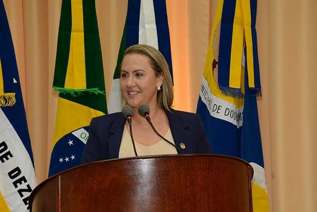 Com carimbo de aliada de ex-prefeita, vereadora desiste de CPI