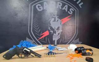 Arma, cocaína em capsúlas e objetos para tráfico foram apreendidos (Foto: Divulgação/PCMS)