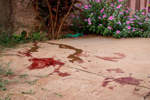 Mulher &eacute; agredida com paulada na cabe&ccedil;a e fura rapaz com garrafa quebrada