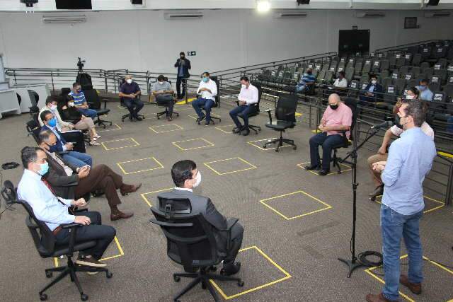 Para barrar lota&ccedil;&atilde;o nos &ocirc;nibus, grupo estuda escalonar hor&aacute;rio do com&eacute;rcio 