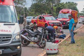 Colisão entre motos na Avenida Rita Vieira deixou os dois motociclistas em estado grave; eles seguem em atendimento na Santa Casa (Foto Marcos Maluf)