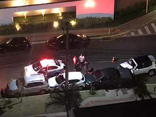 Imagem do acidente que envolveu 5 carros que estavam em frente ao condomínio Varandas Bella Vista. (Foto: Direto das Ruas)