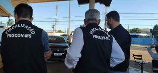 Os agentes do Procon foram fiscalizar o posto de combustível. (Foto: Divulgação)