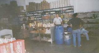 Registro de Michel dentro do comércio, no lado da mercearia; antigamente espaço era &#34;aberto&#34; (Foto: Arquivo Pessoal)