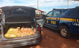 Veículo foi abordado pela PRF, que encontrou 127 kg de maconha no porta malas (Foto: Divulgação/PRF)