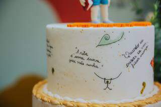 Poesias e miudezas de Manoel de Barros estiveram até no bolo. (Foto: Hemy Silva - Amor de Mãe)