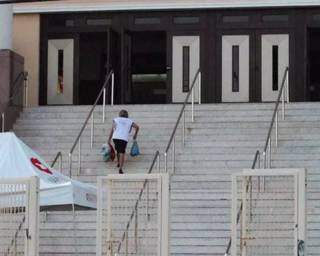 Fiel sobe a escadaria de templo evangélico em Campo Grande. (Foto: Marcos Maluf)