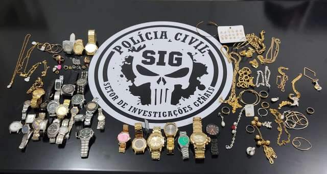 Pol&iacute;cia apreende drogas, dinheiro e joias furtadas por traficantes 