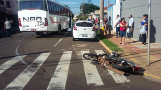 Pela imagem, tudo indica que vítima foi arrastada pelo ônibus (Foto: Direto das Ruas) 