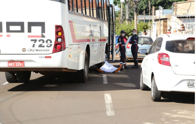  Motociclista morre em acidente com &ocirc;nibus na Rua 26 de Agosto 