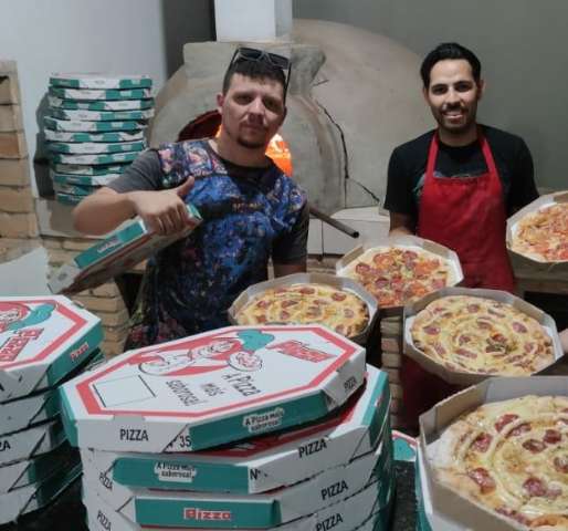 Amigos fazem pizzas e distribuem para levar alegria &agrave; comunidade