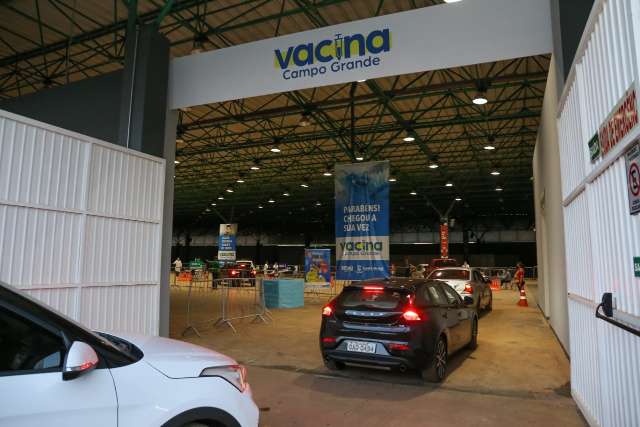 Vacina na sexta continua para 61 anos e 2&ordf; dose