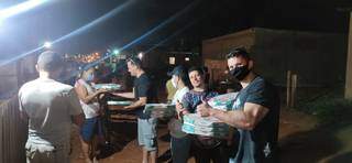 Dupla entregando as pizzas na comunidade Bosque da Saúde (Foto: Arquivo Pessoal)
