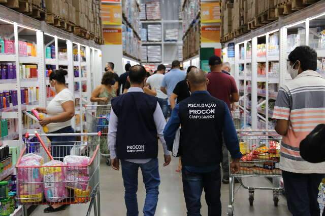 For&ccedil;a-tarefa flagra filas e aglomera&ccedil;&otilde;es em atacadistas da Capital