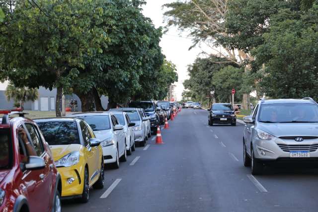 Incerteza no calendário faz fila começar 2h antes de abertura de drives noturnos